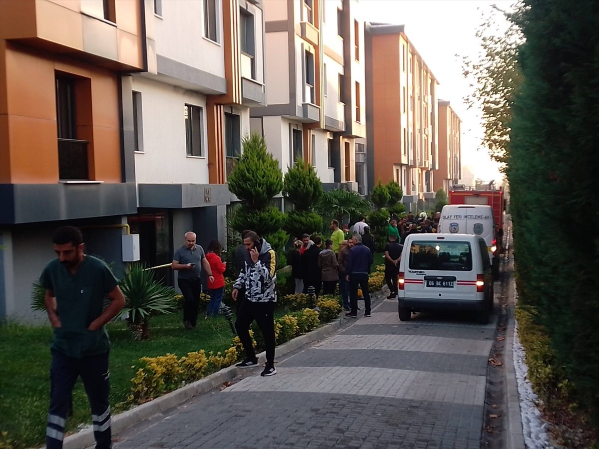 Kırklareli'nin Lüleburgaz ilçesinde bir sitenin otoparkında çıkan yangında 1 kişi hayatını...