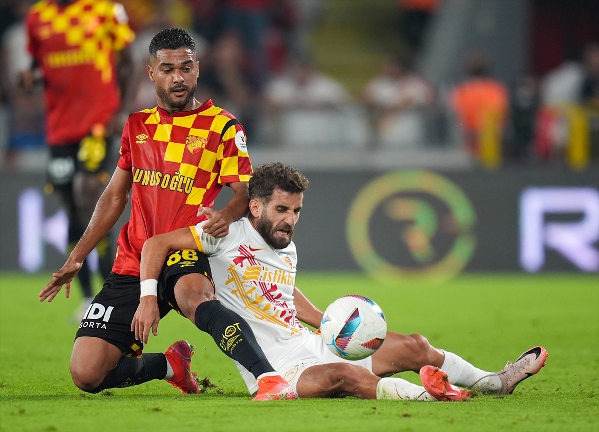 Trendyol Süper Lig'in 6. haftasında Göztepe ile Bellona Kayserispor Gürsel Aksel Stadı'nda...