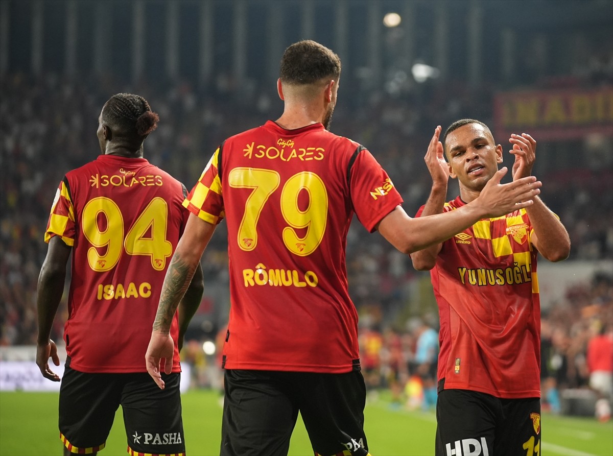 Trendyol Süper Lig'in 6. haftasında Göztepe ile Bellona Kayserispor Gürsel Aksel Stadı'nda...