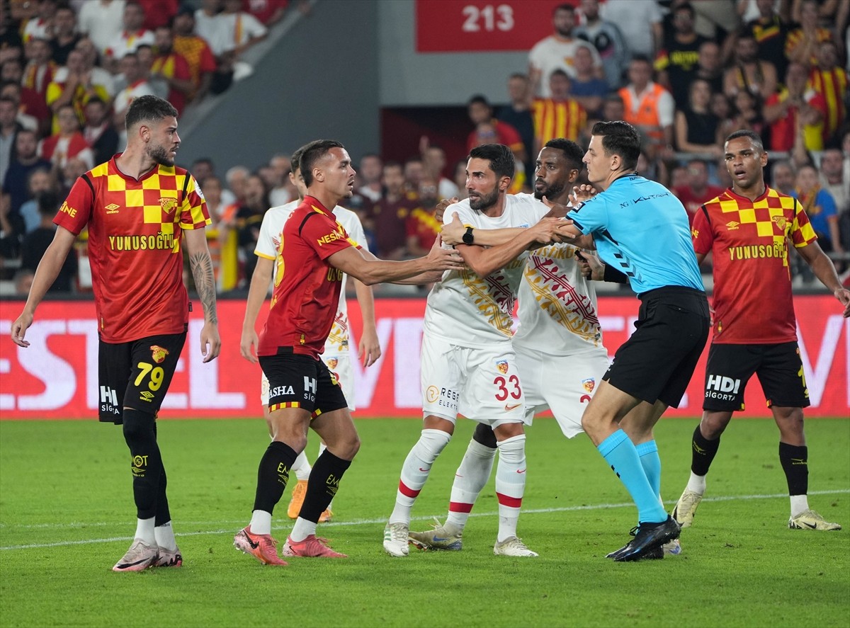 Trendyol Süper Lig'in 6. haftasında Göztepe ile Bellona Kayserispor takımları, Gürsel Aksel...