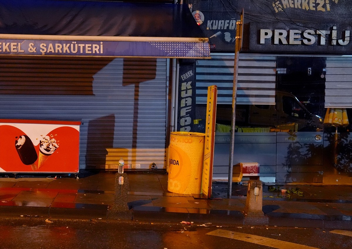 Ümraniye'de, motosiklet hırsızlığı suçundan yakalanan şüphelinin, yaşanan arbede sırasında silahla...