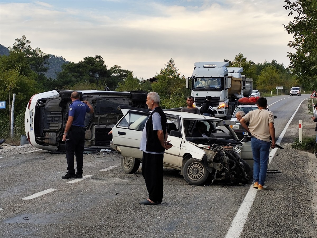 Adana'nın Kozan ilçesinde iki otomobilin çarpışması sonucu 1'i bebek 4 kişi yaralandı. Kaza yerine...