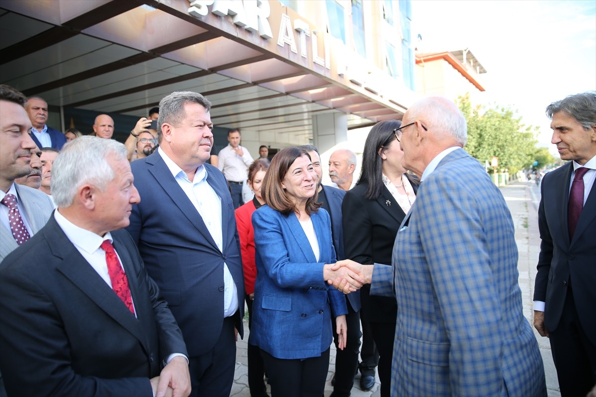 AK Parti Genel Başkan Yardımcısı Yusuf Ziya Yılmaz, partisinin Edirne il başkanlığını ziyaret...