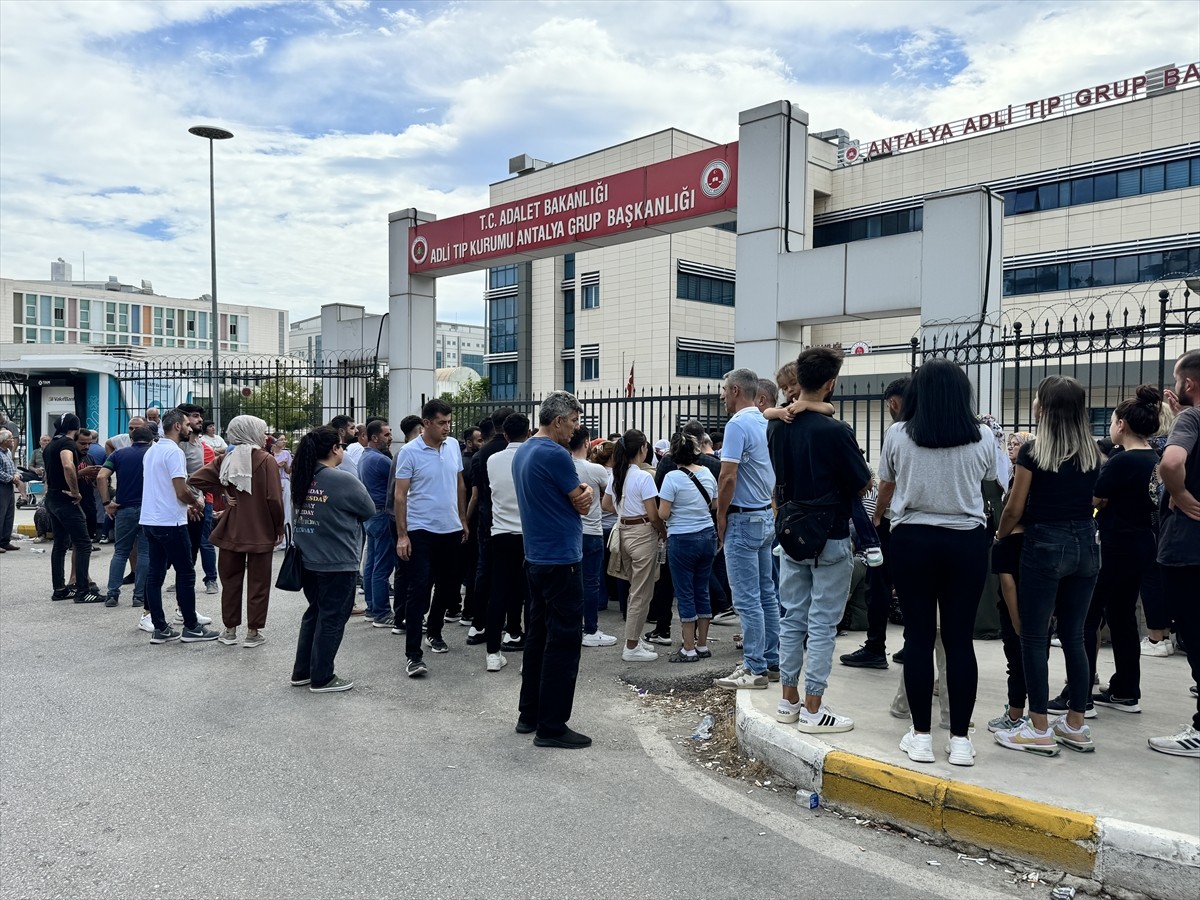 Antalya'nın Aksu ilçesinde bariyerlere çarpan motosikletteki 2 kişi hayatını kaybetti. Otopsi için...