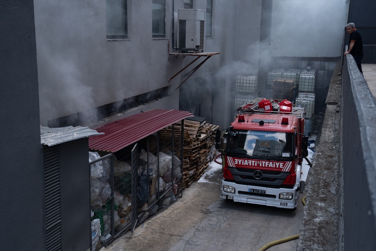 Beylikdüzü Haramidere Sanayi Sitesi'nde kimyasal madde üreten bir fabrikanın plastik madde bulunan...