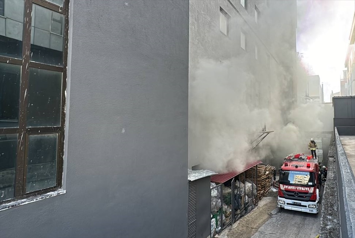 Beylikdüzü Haramidere Sanayi Sitesi'nde kimyasal madde üreten bir fabrikanın plastik madde bulunan...