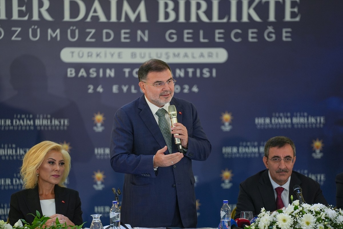 Cumhurbaşkanı Yardımcısı Cevdet Yılmaz, İzmir'de AK Parti İl Başkanlığı'nda düzenlenen Türkiye...