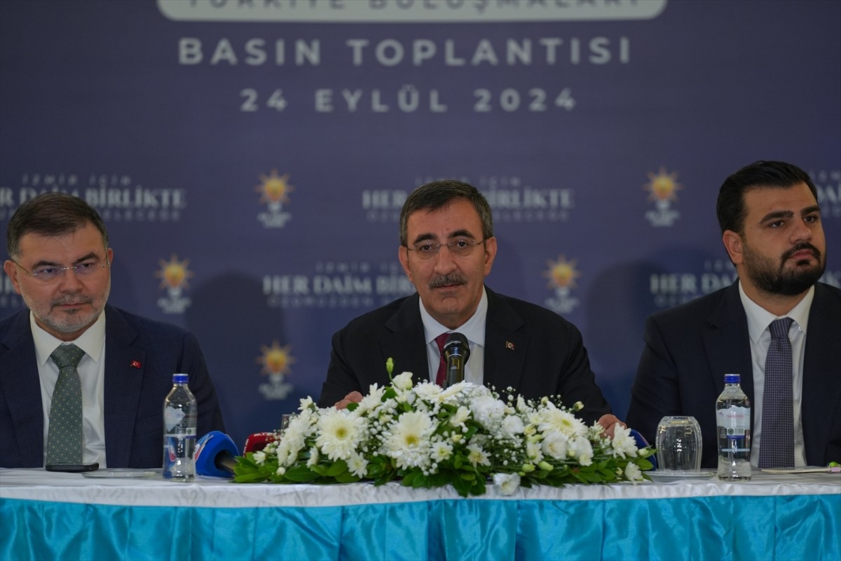 Cumhurbaşkanı Yardımcısı Cevdet Yılmaz, İzmir'de AK Parti İl Başkanlığı'nda düzenlenen Türkiye...