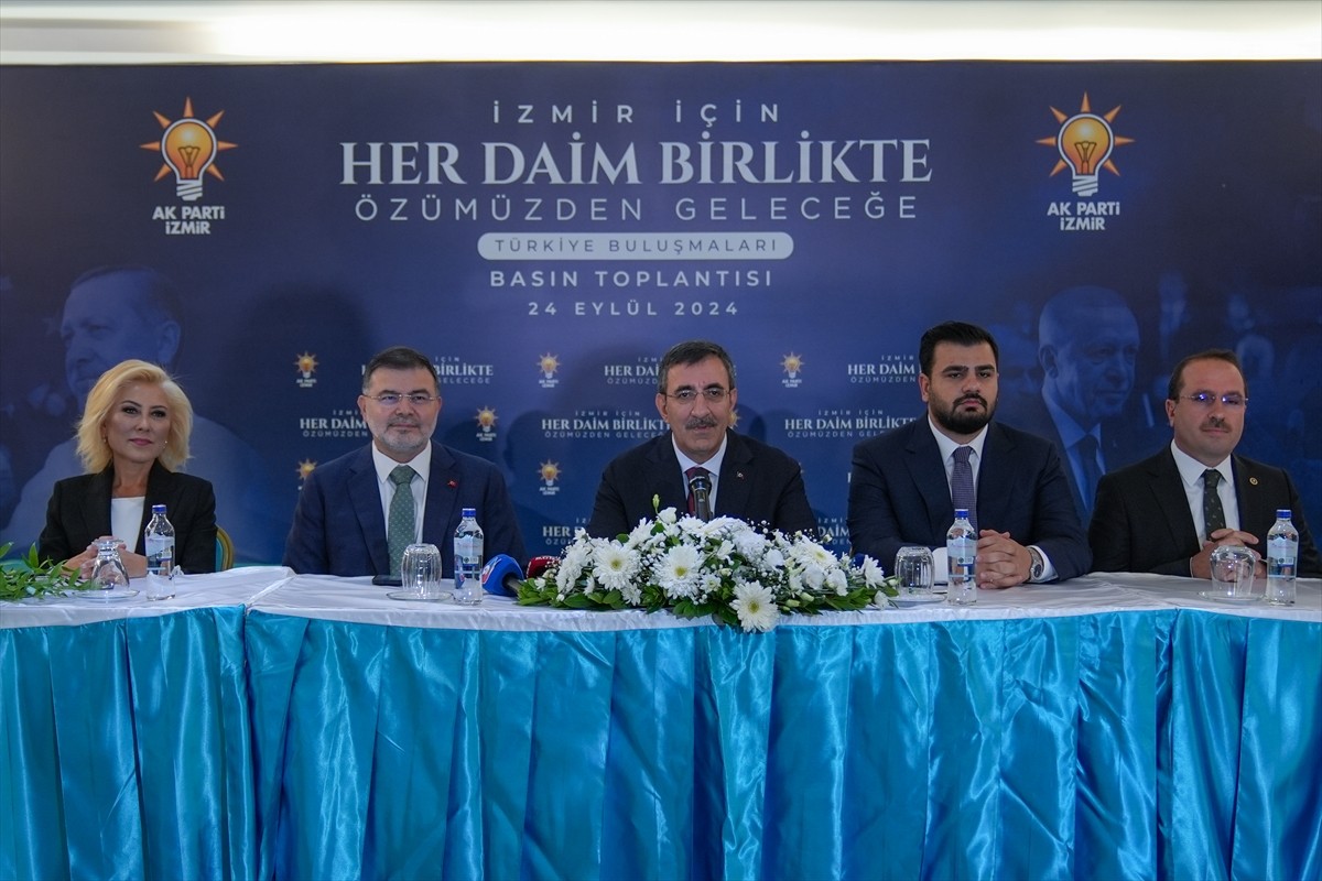 Cumhurbaşkanı Yardımcısı Cevdet Yılmaz, İzmir'de AK Parti İl Başkanlığı'nda düzenlenen Türkiye...