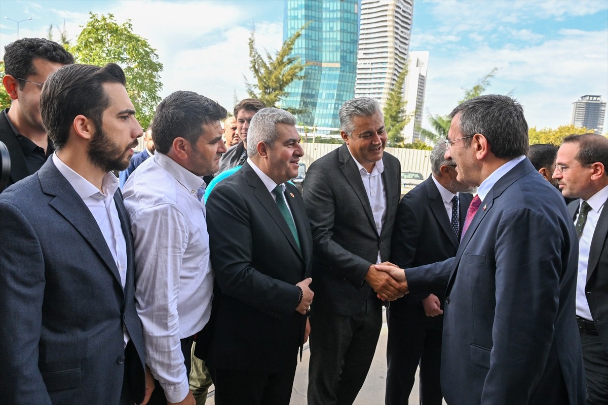 Cumhurbaşkanı Yardımcısı Cevdet Yılmaz (sağda), İzmir'de AK Parti İl Başkanlığı'nı ziyaret...