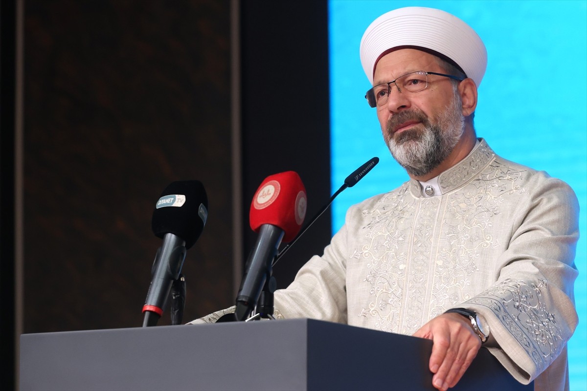 Diyanet İşleri Başkanı Ali Erbaş, Mevlid-i Nebi Haftası etkinlikleri kapsamında düzenlenen...