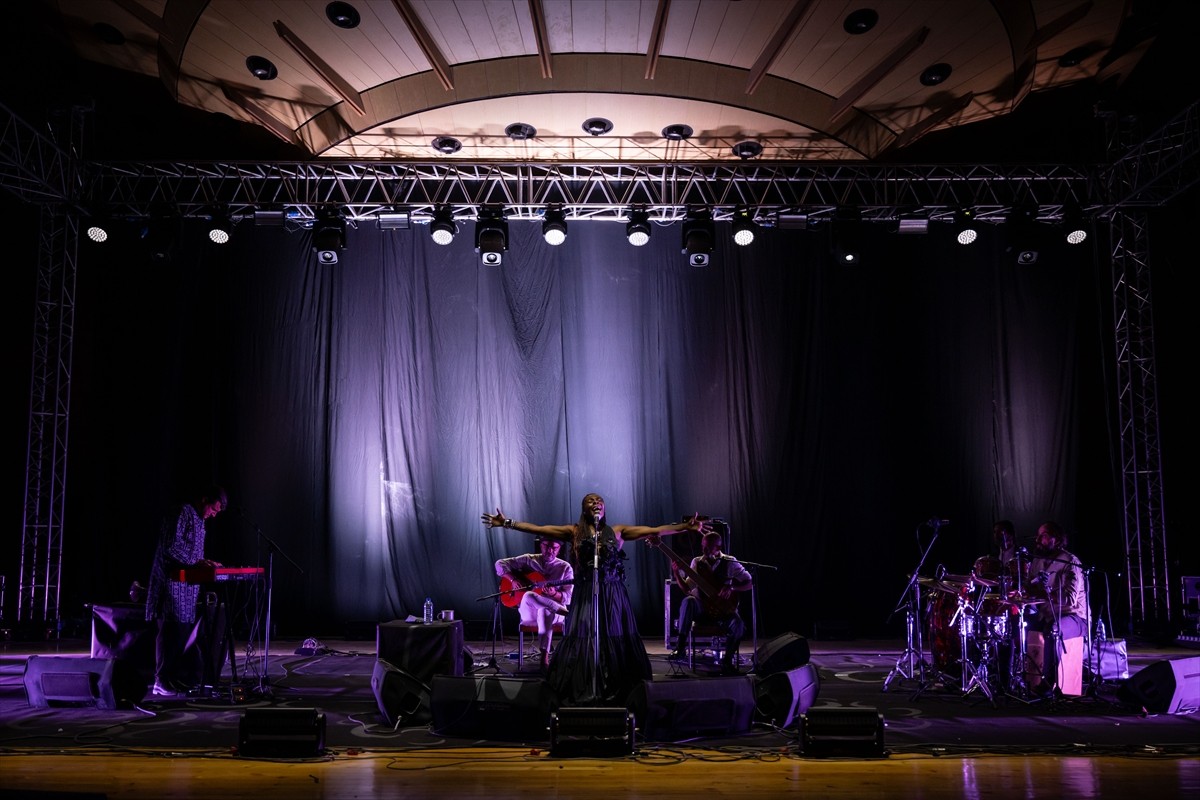 Grammy ödüllü İspanyol şarkıcı Buika, Türkiye turnesi kapsamında Bilkent Odeon'da müzikseverlerle...