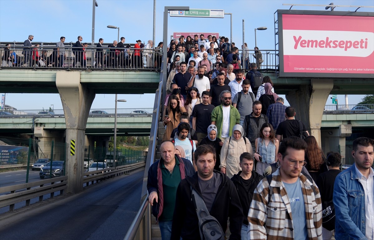 İstanbul'da haftanın ikinci iş gününde sabah saatlerinde bazı bölgelerde trafik yoğunluğu oluştu....