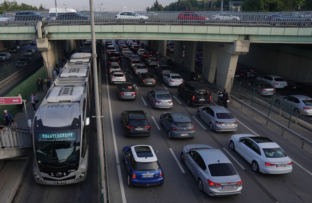 İstanbul'da haftanın ikinci iş gününde sabah saatlerinde bazı bölgelerde trafik yoğunluğu oluştu....