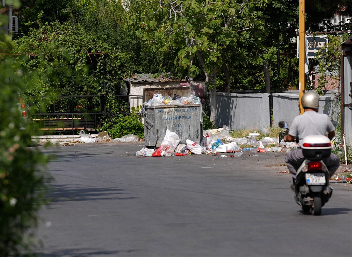 İzmir'in Çiğli ilçesinde, toplanmayan çöpler nedeniyle koku ve kirlilik oluştu. Çöplerin toplanma...