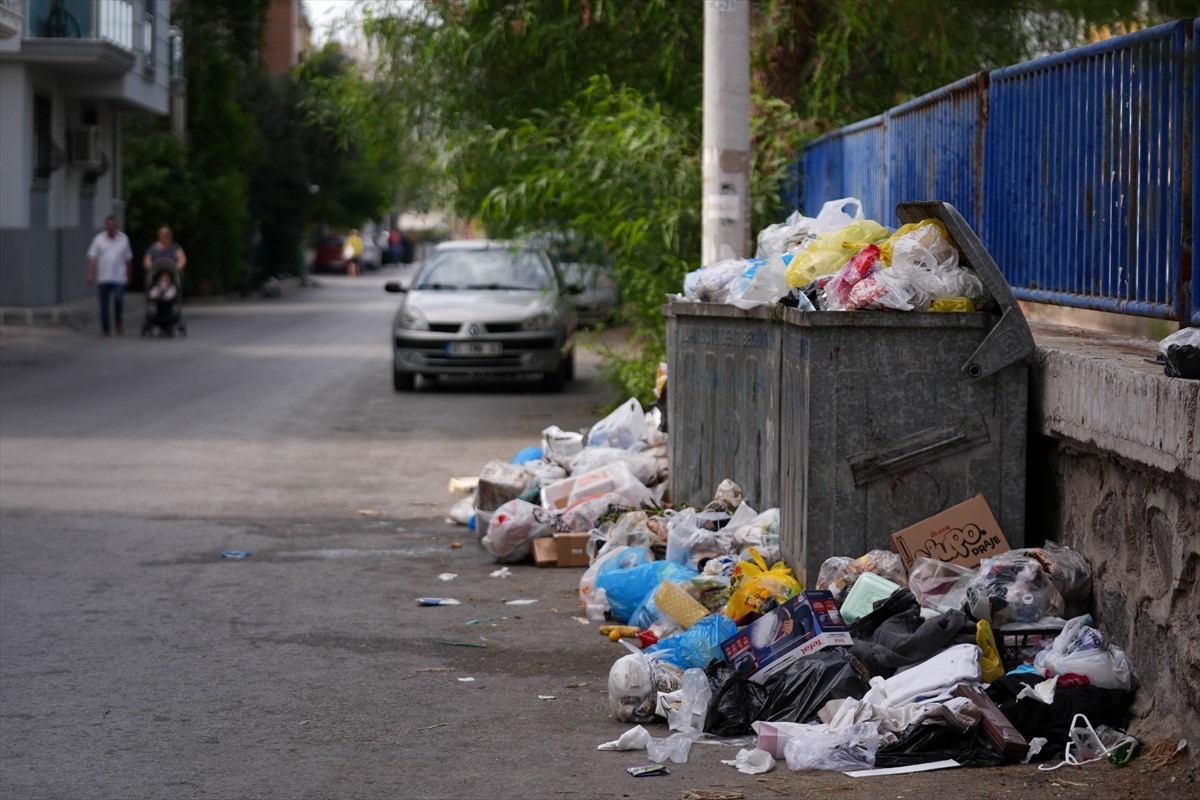 İzmir'in Çiğli ilçesinde, toplanmayan çöpler nedeniyle koku ve kirlilik oluştu. Çöplerin toplanma...