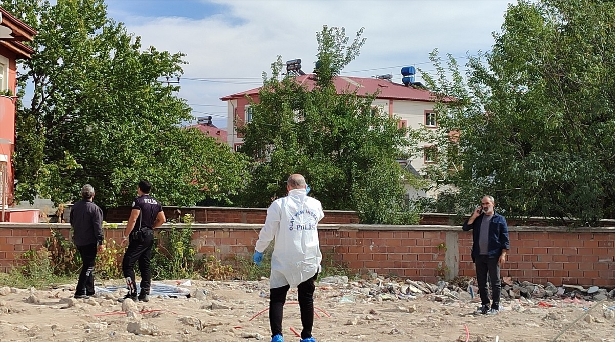 Kahramanmaraş'ın Elbistan ilçesinde kız arkadaşını silahla öldüren kişi, aynı silahla intihar...