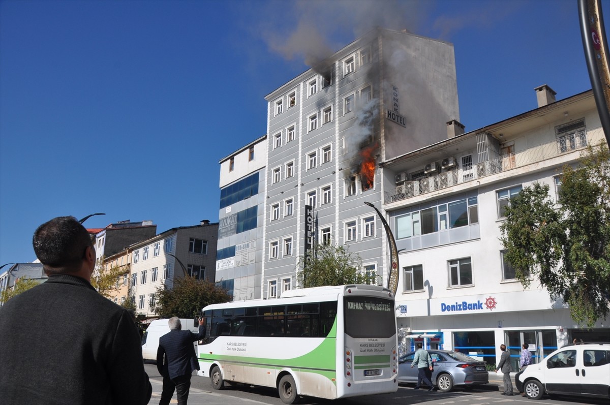 Kars'ta Faik Bey Caddesi'ndeki 7 katlı bir otelin 4. katında yangın çıktı. İhbar üzerine bölgeye...