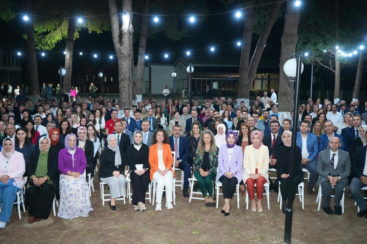 Milli Eğitim Bakanı Yusuf Tekin, Sakarya'da temasları kapsamında Sakarya Öğretmenevi'nde Türkiye...