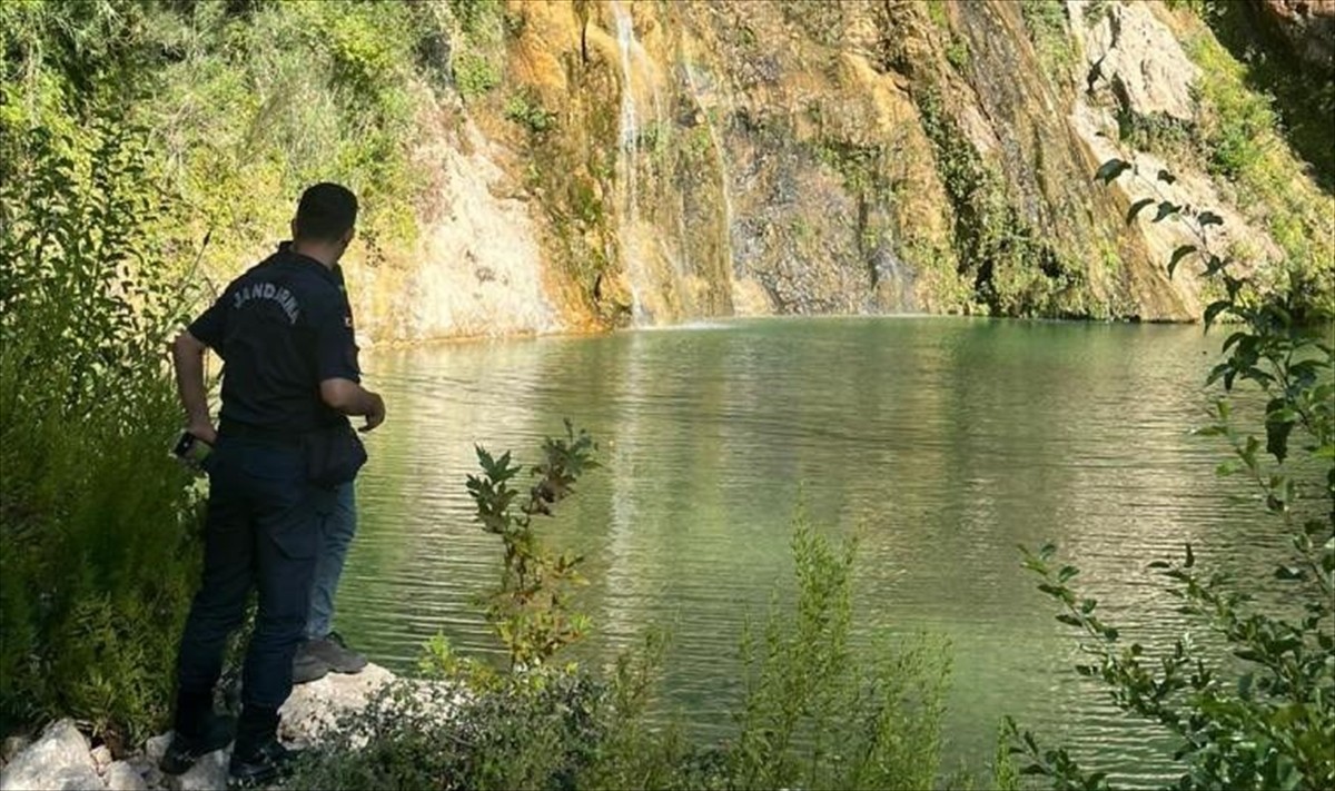 Antalya'nın Serik ilçesinde serinlemek için şelaleye giren İran uyruklu turist boğuldu.