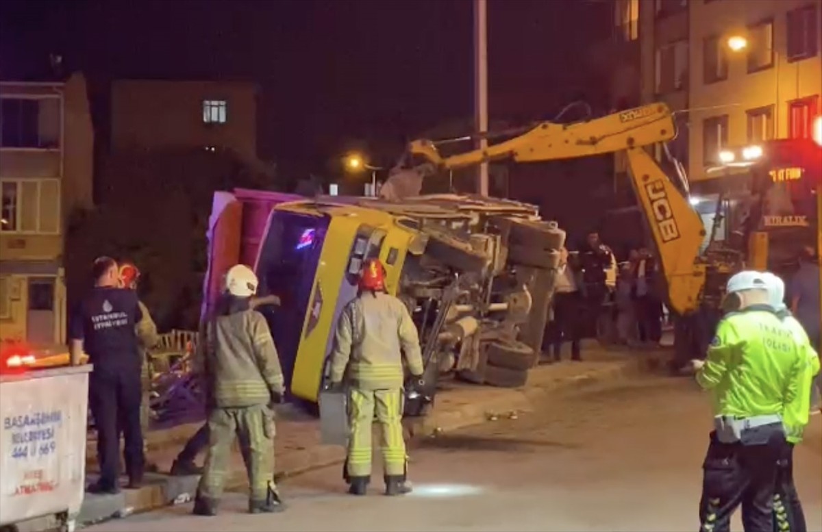 Başakşehir'de devrilen kamyondaki inşaat demirlerinin altında kalan 3 çocuk yaralandı. Devrilen...