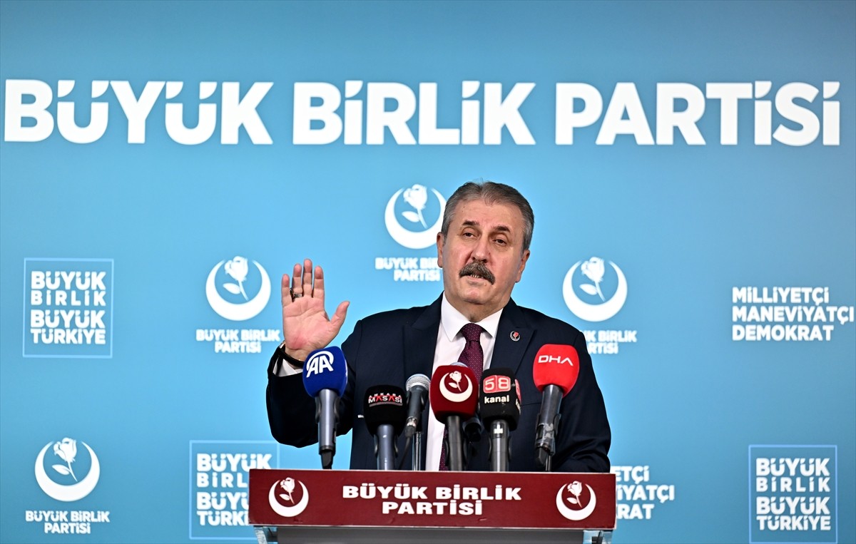 BBP Genel Başkanı Mustafa Destici, parti genel merkezinde düzenlediği basın toplantısında, gündeme...