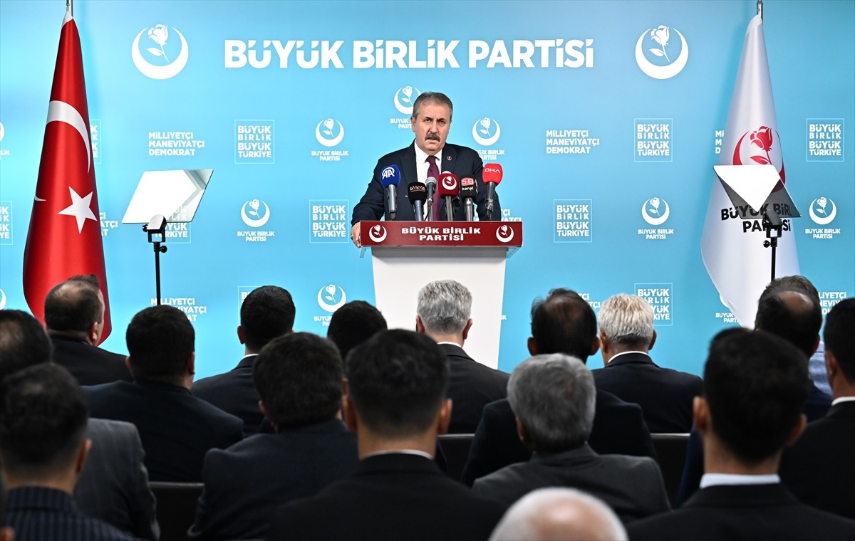 BBP Genel Başkanı Mustafa Destici, parti genel merkezinde düzenlediği basın toplantısında, gündeme...