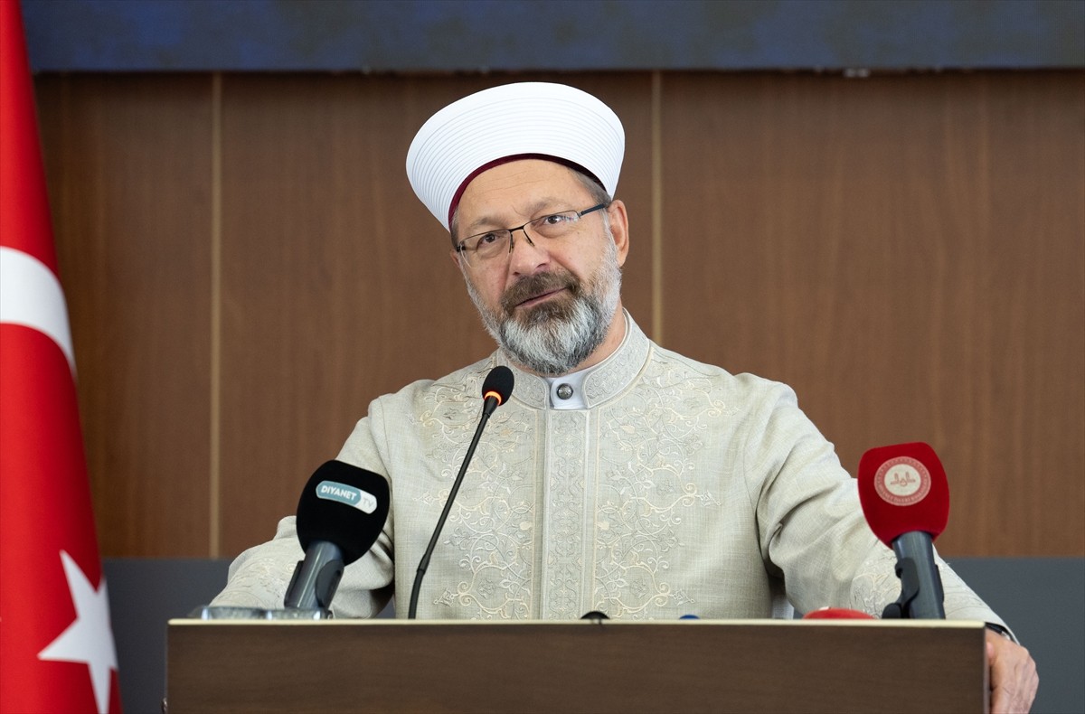 Diyanet İşleri Başkanı Ali Erbaş (sol 2), Diyanet İşleri Başkanlığında düzenlenen "Kur'an Ayetleri...