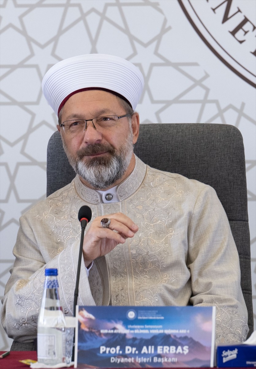 Diyanet İşleri Başkanı Ali Erbaş (sol 2), Diyanet İşleri Başkanlığında düzenlenen "Kur'an Ayetleri...