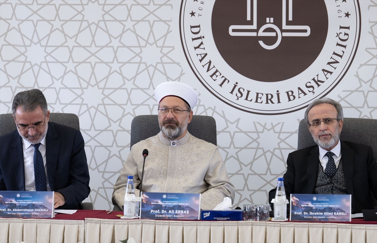 Diyanet İşleri Başkanı Ali Erbaş (sol 2), Diyanet İşleri Başkanlığında düzenlenen "Kur'an Ayetleri...