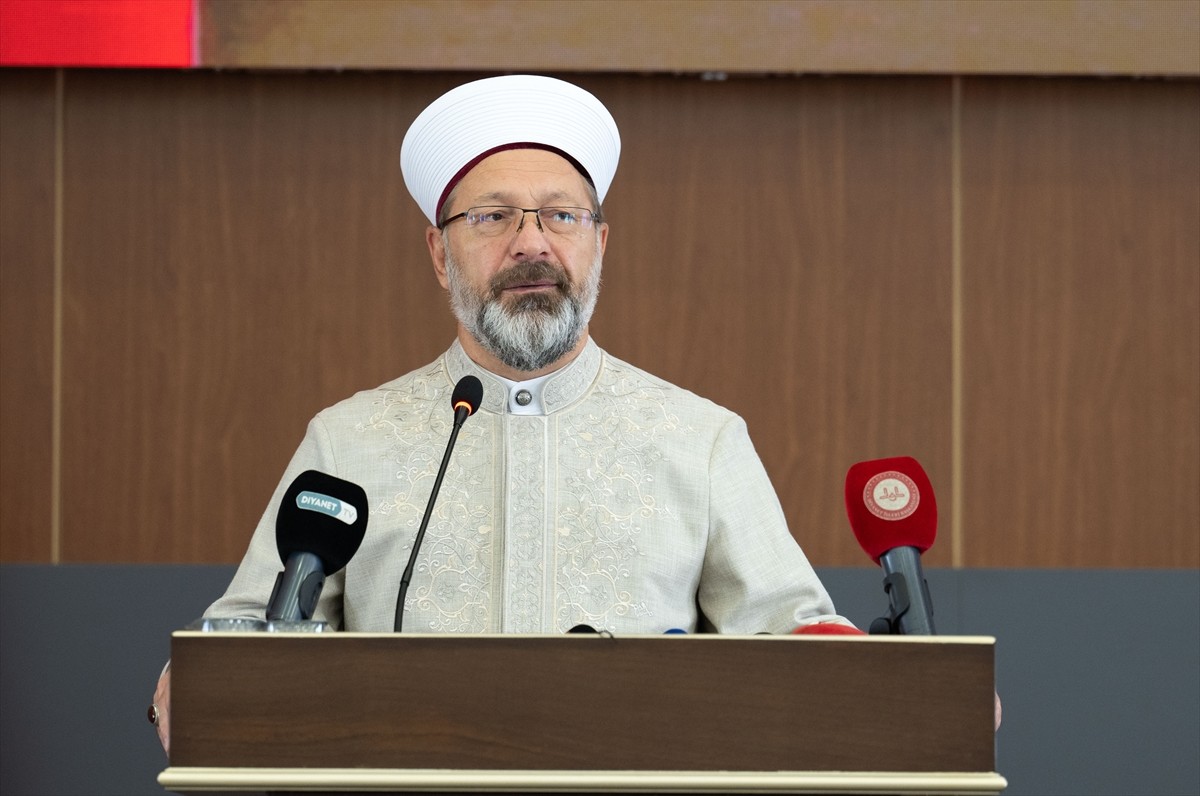 Diyanet İşleri Başkanı Ali Erbaş (sol 2), Diyanet İşleri Başkanlığında düzenlenen "Kur'an Ayetleri...