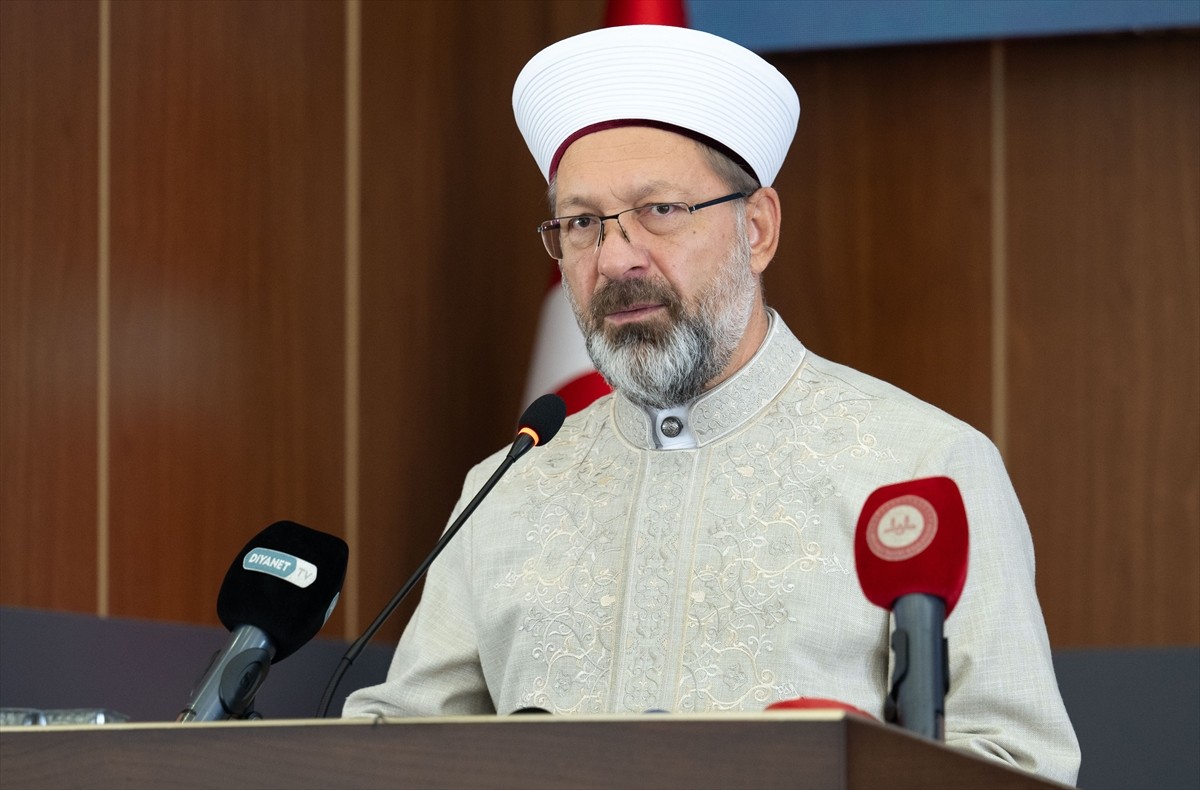 Diyanet İşleri Başkanı Ali Erbaş (sol 2), Diyanet İşleri Başkanlığında düzenlenen "Kur'an Ayetleri...