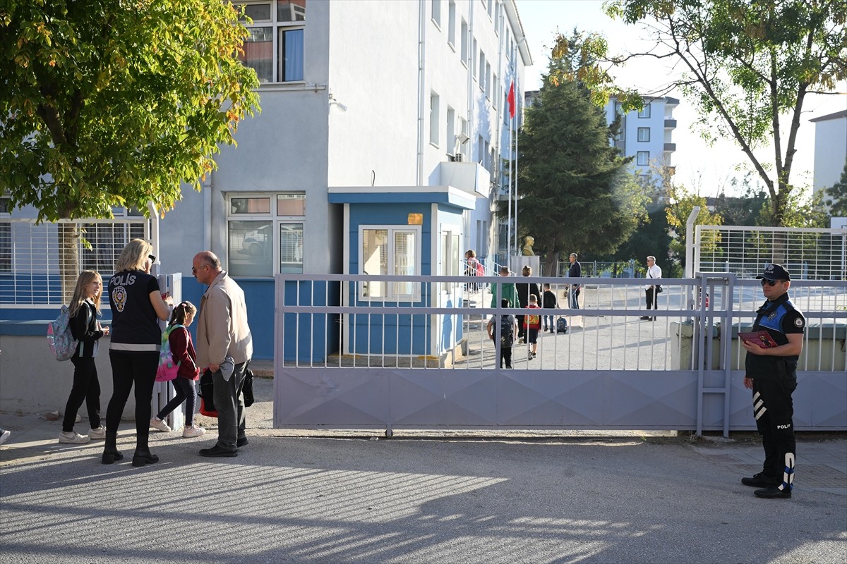 Edirne'de okul giriş ve çıkışlarının güvenli olması amacıyla sürdürülen "Güvenli eğitim"...