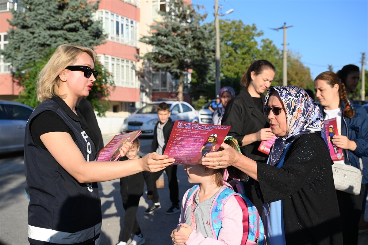 Edirne'de okul giriş ve çıkışlarının güvenli olması amacıyla sürdürülen "Güvenli eğitim"...