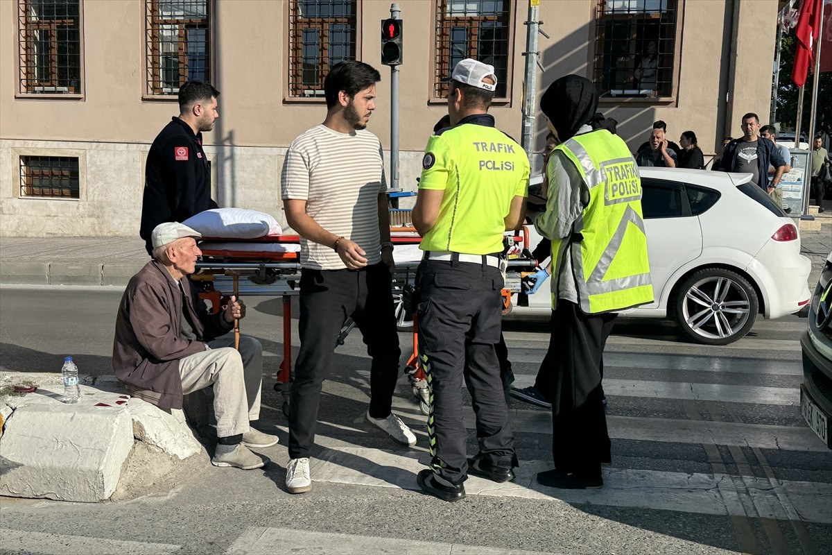 Edirne'de otomobilin çarptığı 81 yaşındaki yaşlı adam yaralandı.