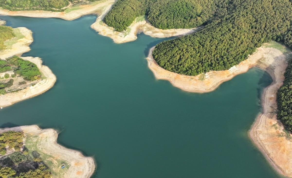 İstanbul'a su sağlayan barajlardaki ortalama doluluk oranı yüzde 40'ın altına indi. İstanbul Su ve...