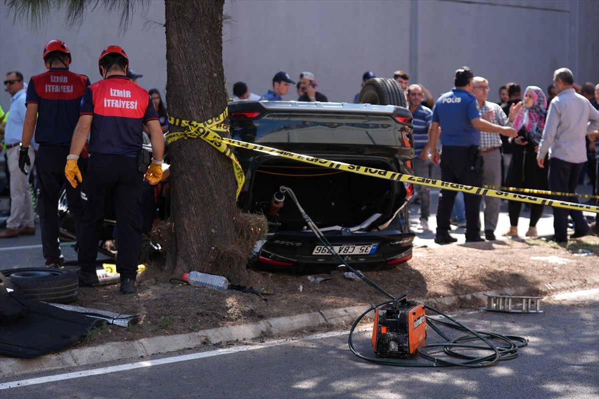 İzmir'in Konak ilçesinde alt geçide düşen otomobilde bulunan 3 kişi öldü, ağır yaralanan 2 kişi...