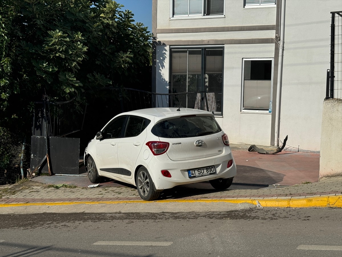 Kocaeli'nin Derince ilçesinde kontrolden çıkan otomobilin çarptığı bahçe kapısının devrilmesi...