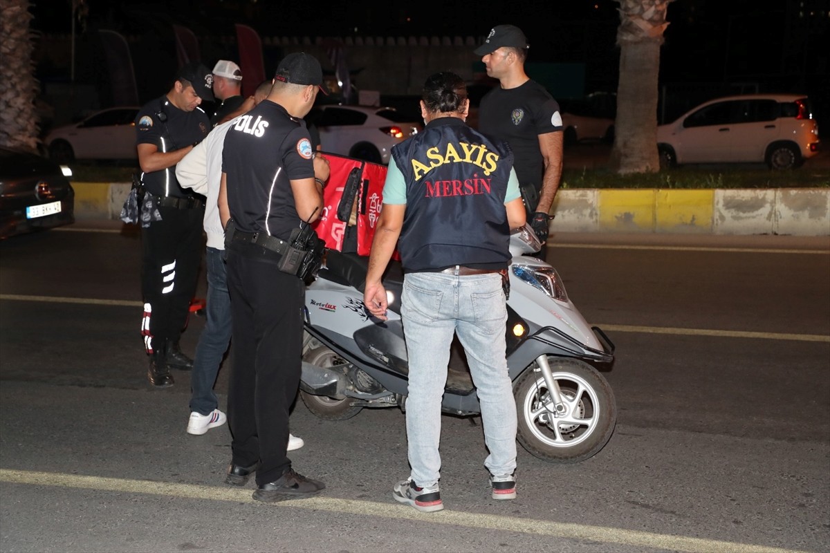 Mersin'de polis ekiplerinin motosiklet sürücülerine yönelik uygulamada 114 kişiye 859 bin 290 lira...