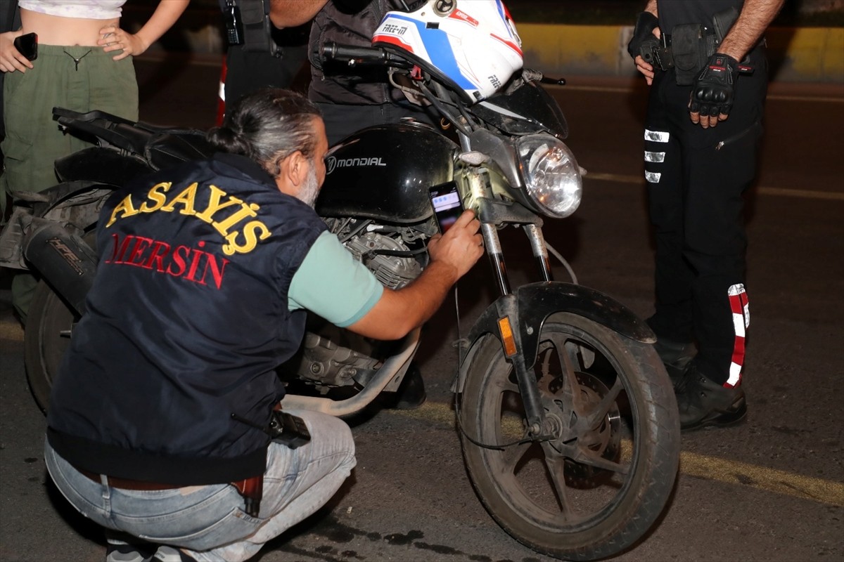 Mersin'de polis ekiplerinin motosiklet sürücülerine yönelik uygulamada 114 kişiye 859 bin 290 lira...