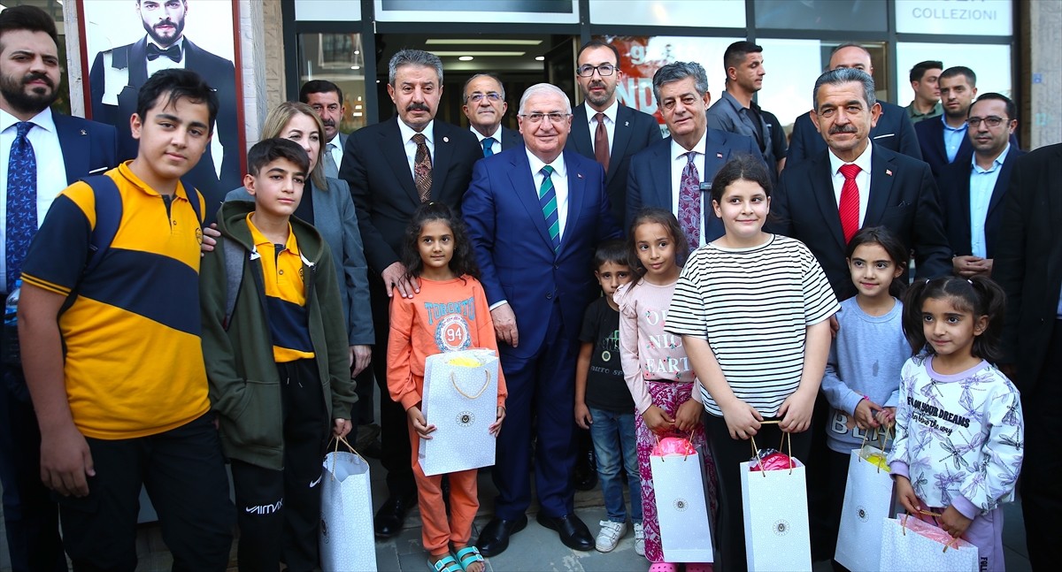 Milli Savunma Bakanı Yaşar Güler, Şırnak'ta çeşitli ziyaretlerde bulundu. Bakan Güler, esnafı...