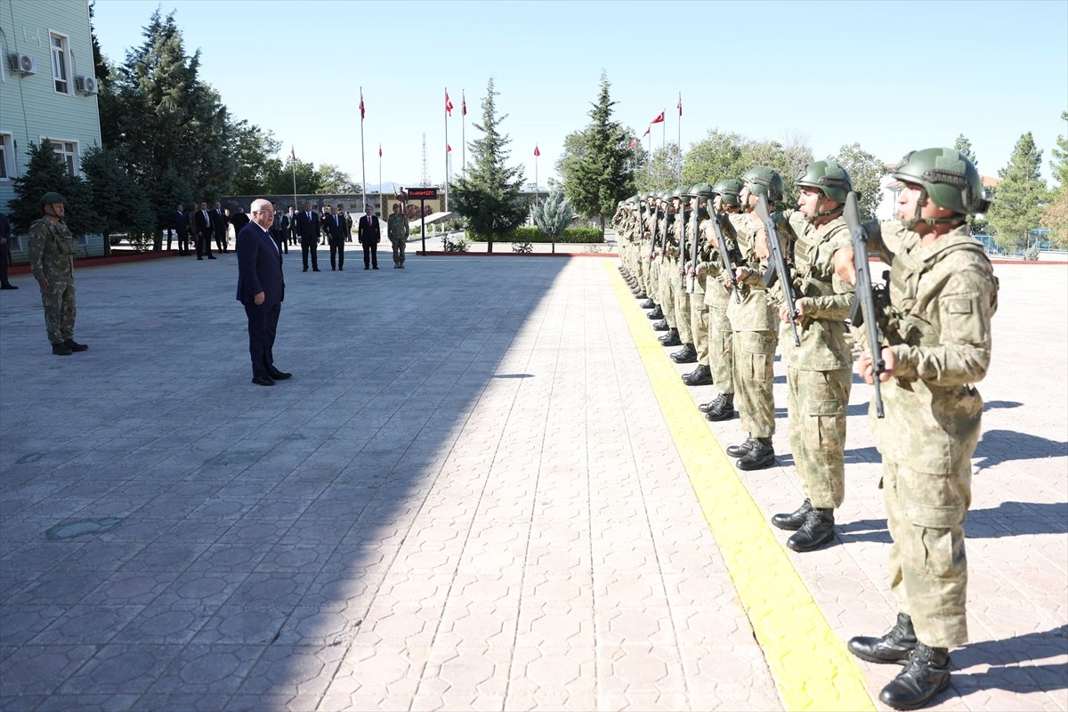 Milli Savunma Bakanı Yaşar Güler, Şırnak'taki 23'üncü Piyade Tümen Komutanlığı'nda inceleme ve...