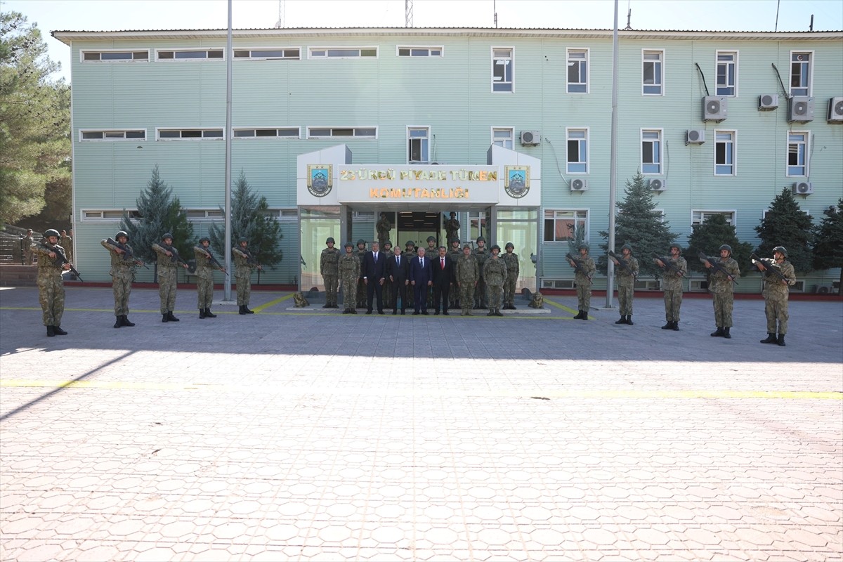 Milli Savunma Bakanı Yaşar Güler, Şırnak'taki 23'üncü Piyade Tümen Komutanlığı'nda inceleme ve...