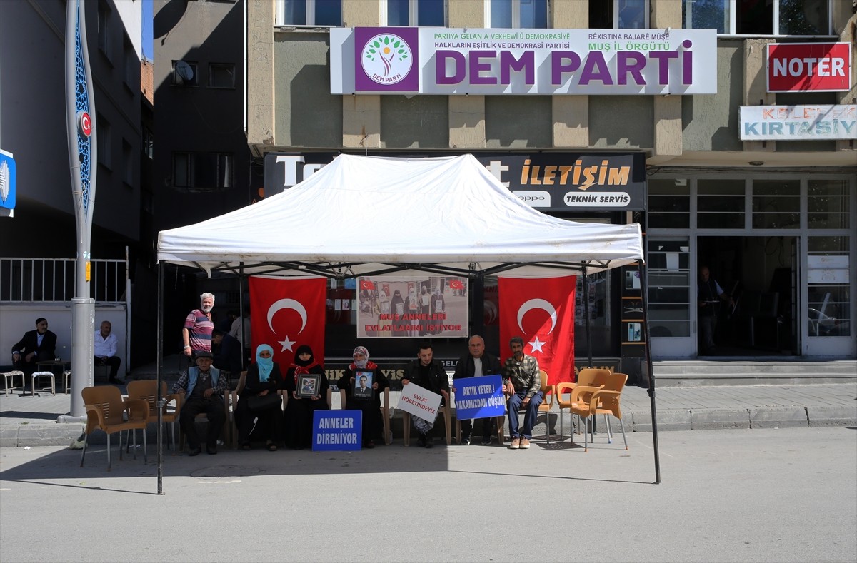 Muş'ta çocuklarının terör örgütü PKK tarafından dağa götürülmesinden DEM Parti'yi sorumlu tutan...