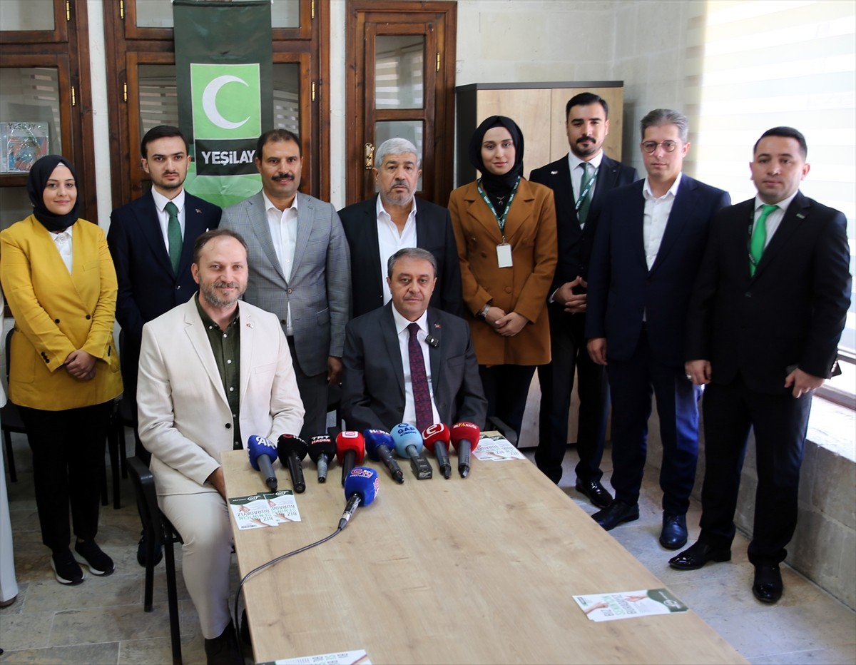 Yeşilay Genel Başkanı Mehmet Dinç (solda), Şanlıurfa Yeşilay Danışmanlık Merkezi'ni (YEDAM)...