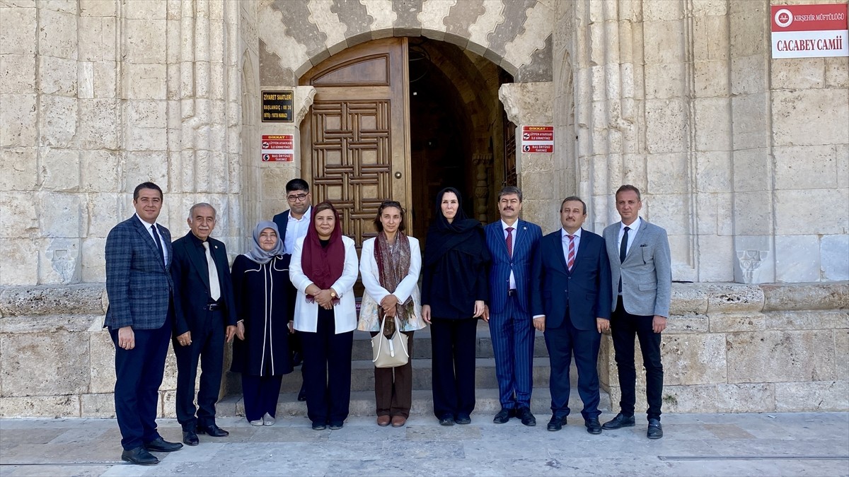 AK Parti Genel Başkan Yardımcısı Çiğdem Karaaslan (sol 2), Kırşehir'de bir dizi inceleme ve...