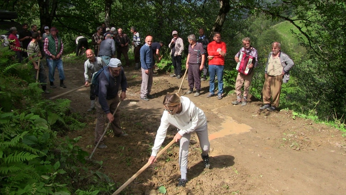 Artvin'in Borçka ilçesinde yağışlar sebebiyle bozulan köy yollarını, vatandaşlar imece usulüyle...