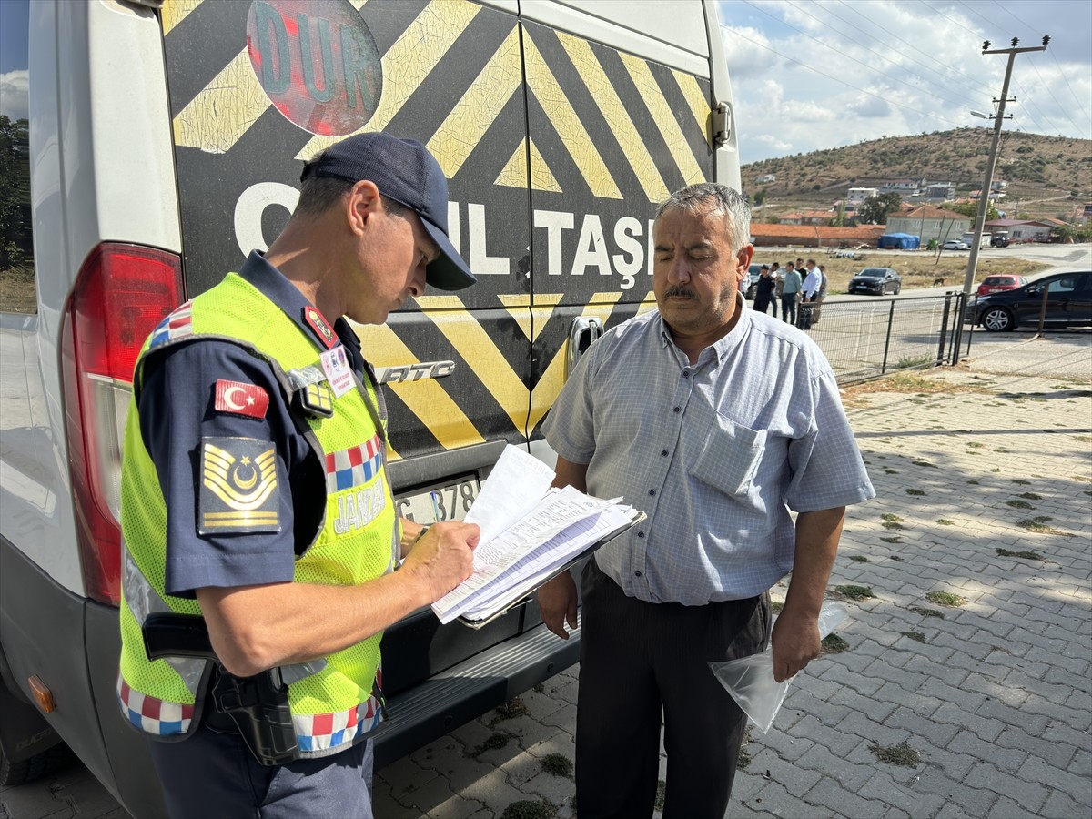 Balıkesir'de jandarma ekipleri, çocukların eğitim hayatlarına huzurla devam etmeleri için...