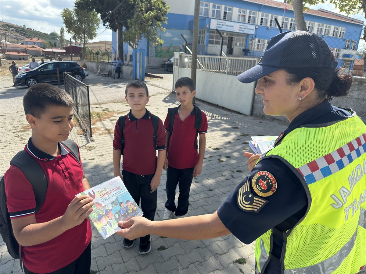 Balıkesir'de jandarma ekipleri, çocukların eğitim hayatlarına huzurla devam etmeleri için...