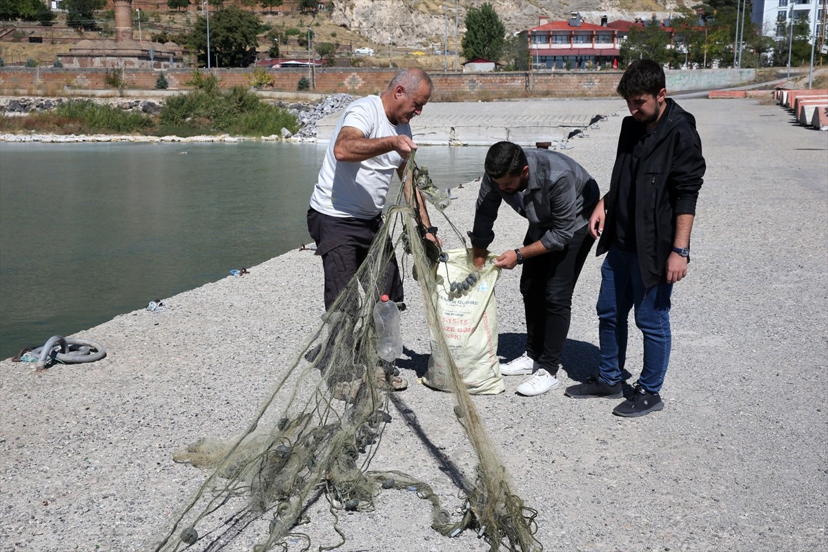 Bitlis'in Adilcevaz ilçesinde Van Gölü'ne dalış yapan dalgıçlar, mikrobiyalitlere (mercan) dolanan...